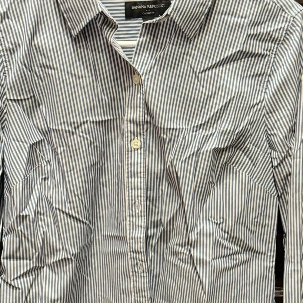 Banana Republic blue and White Striped Shirt SMALL